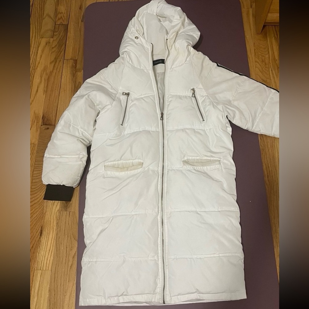 Long puffer, runs until your calves-anklee length. Very warm goose down